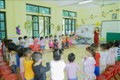 Số lượng trẻ trên lớp đông khiến công tác dạy học tại trường Mầm non Thị trấn Điện Biên Đông gặp nhiều khó khăn. Ảnh: Xuân Tư – TTXVN