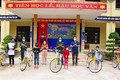 Đại diện lãnh đạo Bộ Chỉ huy Bộ đội Biên phòng Quảng Bình trao tặng xe đạp cho học sinh có hoàn cảnh đặc biệt khó khăn ở Trường Phổ thông dân tộc bán trú THCS Trường Sơn (huyện Quảng Ninh, Quảng Bình). Ảnh: TTXVN phát