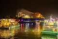 Du khách đến Đà Nẵng được tặng vé miễn phí thưởng ngoạn sông Hàn về đêm. Ảnh: TTXVN