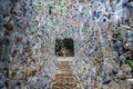Các nhà bảo vệ môi trường lắp ráp các loại rác thải nhựa làm viện bảo tàng tại Gresik ở phía Đông đảo Java của Indonesia. Ảnh: AFP/TTXVN