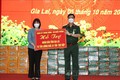 Trung tướng Ngô Minh Tiến đã trao quà của Quân ủy Trung ương, Bộ Quốc phòng (2 tấn lương khô, 1 tấn thịt hộp) hỗ trợ tỉnh Gia Lai trong công tác phòng, chống dịch Covid-19. Ảnh: Hồng Pha-TTXVN phát