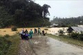 Nước dâng cao tại Tỉnh Lộ 676 (huyện Kon Plông, tỉnh Kon Tum) làm ách tắc giao thông. Ảnh: TTXVN phát