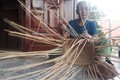 Ông Đinh Văn Cu ở làng Cát, xã Canh Liên, huyện Vân Canh (Bình Định) mong muốn có thể truyền dạy nghề đan gùi cho các thanh niên trong làng. Ảnh: Tường Quân