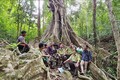 Lực lượng kiểm lâm, cán bộ, nhân viên vườn Quốc gia Kon Ka Kinh và người dân nhận khoán trao đổi phương án bảo vệ rừng. Ảnh: Hồng Điệp – TTXVN
