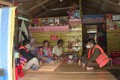 Lãnh đạo huyện Đắk Glong (Đắk Nông) thăm hỏi, động viên, tặng quà và triển khai nhiều chính sách an sinh xã hội cho người nghèo. Ảnh: TTXVN phát