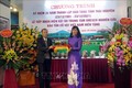 Đại diện Trung tâm UNESCO nghiên cứu bảo tồn cổ vật Việt Nam trao tặng cổ vật cho Bảo tàng tỉnh Thái Nguyên. Ảnh: Trần Trang-TTXVN