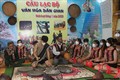 Các nghệ nhân chỉ dạy học sinh các nhạc cụ, bài hát của đồng bào Ca Dong. Ảnh: Đinh Hương - TTXVN