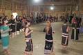 Lớp học cồng chiêng, múa xoan của Làng du lịch cộng đồng Kon Pring, thị trấn Măng Đen, huyện Kon Plông đã dạy cho hơn 20 thanh, thiếu niên trong làng biết đánh cồng chiêng, múa xoan. Ảnh: Dư Toán – TTXVN