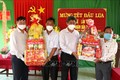 Phó Chủ tịch UBND Nguyễn Minh thăm hỏi, tặng quà cán bộ, chiến sỹ, nhân dân nhân dịp Tết đầu lúa tại xã Phan Tiến, huyện Bắc Bình. Ảnh: Hồng Hiếu- TTXVN