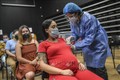 Nhân viên y tế tiêm vaccine ngừa COVID-19 cho người dân tại Medellin, Colombia. Ảnh: AFP/TTXVN
