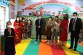 Ngài Nadav Eshcar và Hoa hậu H’Hen Niê cùng các đại biểu thăm quan Thư viện thân thiện trường Phổ thông Dân tộc bán trú Tiểu học xã Minh Sơn. Ảnh: Minh Tâm-TTXVN