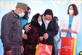 Thủ tướng Phạm Minh Chính tặng quà Tết cho người hoàn cảnh khó khăn tại Thanh Hoá. Ảnh: Dương Giang-TTXVN
