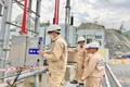 Các kỹ sư nhà máy Thuỷ điện Nậm Pạc kiểm tra công tác phát điện tại trạm biến áp. Ảnh: Việt Hoàng - TTXVN