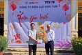 Công ty Điện lực Kon Tum tặng quà và ủng hộ 3 triệu đồng cho xã Đăk Ring, huyện Kon Plông tổ chức chương trình bánh chưng xanh. Ảnh: Khoa Chương – TTXVN