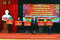 Chủ tịch Quốc hội Vương Đình Huệ trao tặng biển tượng trưng xây dựng 5 căn nhà tình nghĩa cho các gia đình hộ nghèo có hoàn cảnh đặc biệt khó khăn huyện Nghi Lộc. Ảnh: Tá Chuyên – TTXVN