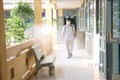 Sau giờ học, các trường học tổ chức vệ sinh khử khuẩn, vệ sinh khuôn viên nhà trường để giúp học sinh yên tâm mỗi ngày đến trường. Ảnh: Chương Đài - TTXVN
