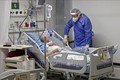 Nhân viên y tế điều trị cho bệnh nhân COVID-19 tại bệnh viện ở Petah Tikva, Israel, ngày 1/2/2022. Ảnh: AFP/ TTXVN