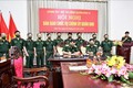 Ký biên bản bàn giao chức Chính ủy Quân khu 9 giữa Thiếu tướng Nguyễn Văn Gấu và Thiếu tướng Hồ Văn Thái. Ảnh: TTXVN phát