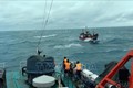 Các chiến sỹ cảnh sát biển Vùng 2 cứu vớt thuyền viên gặp nạn trên biển. Ảnh: TTXVN phát