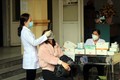 Nhân viên trạm y tế phường Trường Thi, thành phố Thanh Hóa lấy mẫu xét nghiệm cho người dân. Ảnh: Nguyễn Nam-TTXVN