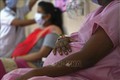 Phụ nữ mang thai chờ tiêm vaccine ngừa COVID-19 tại một bệnh viện ở Chennai, Ấn Độ. Ảnh: AFP/TTXVN