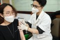 Nhân viên y tế tiêm vaccine phòng COVID-19 cho người dân phường Lê Đại Hành (quận Hai Bà Trưng). Ảnh: Minh Quyết - TTXVN