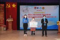 BTC tặng nhà Đại đoàn kết cho bà Mùa Thị Chia, bản Láy, xã Tân Xuân, huyện Vân Hồ. Ảnh: Quang Quyết-TTXVN