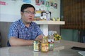 Phan Minh Tiến giới thiệu các sản phẩm từ mật dừa nước. Ảnh: Xuân Anh –TTXVN