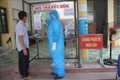 Nhân viên y tế phường Ninh Khánh, thành phố Ninh Bình lấy mẫu và hướng dẫn người bệnh khai báo y tế. Ảnh: Hải Yến-TTXVN.
