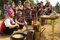 Trưởng làng và thầy cúng thực hiện nghi lễ đánh thức hạt giống. Ảnh: Hoàng Hải