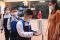  Học sinh khối lớp 6 đo thân nhiệt và sát khuẩn tay trong ngày đầu tiên đến Trường THCS Quỳnh Mai, quận Hai Bà Trưng. Ảnh: Hoàng Hiếu - TTXVN