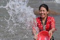 Vẻ đẹp của phụ nữa Thái tại Lễ hội té nước. Ảnh: Nguyễn Oanh-TTXVN
