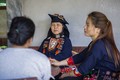 Mỗi năm, bà lang Phùng Thị Nội chữa bệnh cho khoảng 1.000 người, trong đó có nhiều bệnh nhân nghèo, được bà Nội sẵn sàng chữa bệnh miễn phí hoặc chỉ lấy một khoản phí rất nhỏ. Ảnh: Trọng Đạt