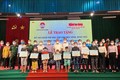 Học sinh, sinh viên con em dân tộc thiểu số trên địa bàn tỉnh Long An được nhận học bổng nhân ngày Văn hóa các dân tộc Việt Nam 19/4. Ảnh: Đức Hạnh – TTXVN