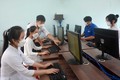 Thầy giáo trẻ Nguyễn Viết Lân hướng dẫn, giảng dạy, giúp học sinh dễ dàng tiếp thu bài học. Ảnh: Hoài Thu