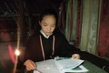 Được công nhận xã đạt chuẩn nông thôn mới, nhưng hơn 3 năm qua, các cháu học sinh ở 4 thôn vùng cao của xã Phương Tiến vẫn dùng đèn dầu để học bài. Ảnh: Minh Tâm-TTXVN