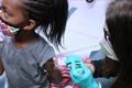  Nhân viên y tế tiêm vaccine phòng COVID-19 của hãng Pfizer cho trẻ nhỏ ở bệnh viện Cincinnati (Mỹ). Ảnh: ABC News/TTXVN