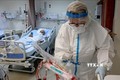 Điều trị cho bệnh nhân nhiễm COVID-19 tại bệnh viện ở Ashkelon, Israel. Ảnh: AFP/TTXVN