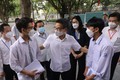 Phó Thủ tướng Vũ Đức Đam thăm hỏi, động viên thí sinh sau môn đầu tiên Kỳ thi tốt nghiệp THPT năm 2022 tại Hà Nội. Ảnh: Lâm Khánh - TTXVN