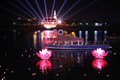 Hàng ngàn hoa đăng rực sáng trên dòng sông Thạch Hãn trong lễ tưởng niệm các anh hùng, liệt sĩ. Ảnh: Hoàng Hiếu - TTXVN