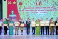 Chủ tịch Ủy ban nhân dân tỉnh Sơn La Hoàng Quốc Khánh tặng Bằng khen cho 11 cá nhân có nhiều thành tích xuất sắc. Ảnh: Quang Quyết – TTXVN