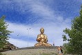 Du khách hành hương khám phá nét độc đáo của bức tượng Phật Thích Ca trên núi thiêng Beldir. Ảnh: Trần Hiếu - PV TTXVN tại Nga
