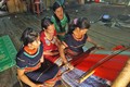 Sau khi được đào tạo nghề, chị em phụ nữ ở làng Pu Tá đã tham gia vào Tổ dệt thổ cẩm làng Pu Tá, xã Măng Ri, huyện Tu Mơ Rông (Kon Tum) góp phần tạo thu nhập, gìn giữ bản sắc văn hóa dân tộc Xê-đăng. Ảnh: Văn Phương