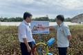 Ông Tạ Văn Hạ, Phó Chủ nhiệm Ủy ban Văn hóa-Giáo dục của Quốc (bên phải) kiểm tra các mô hình phòng, chống đuối nước tại thị trấn Mỹ Luông và xã Mỹ An, huyện Chợ Mới. Ảnh: Thanh Sang - TTXVN.