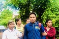Cả làng Kloong chờ đón 5 thanh niên trở về sau khi bị lừa bán qua Campuchia. Ảnh: Hồng Điệp – TTXVN
