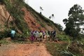 Người dân ở các thôn trong huyện Tu Mơ Rông (Kon Tum) khắc phục sạt lở ở các tuyến đường liên thôn, liên xã. Ảnh: TTXVN phát