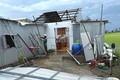 Mưa dông làm tốc mái nhà dân ở huyện Cờ Đỏ, thành phố Cần Thơ. Ảnh: TTXVN phát
