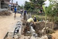 Thôn 5, xã Thọ Tiến, huyện Triệu Sơn đang xây tường rào và các công trình phụ sau khi hiến đất mở đường. Ảnh: TTXVN