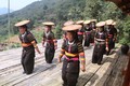 Người Lô Lô đen ở xóm Khuổi Khon, xã Kim Cúc với điệu múa truyền thống của dân tộc mình. Ảnh: Chu Hiệu