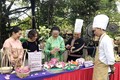Nghệ nhân ẩm thực quảng diễn phương thức chế biến các món ẩm thực tiêu biểu Việt Nam bên lề sự kiện. Ảnh: Mỹ Phương – TTXVN